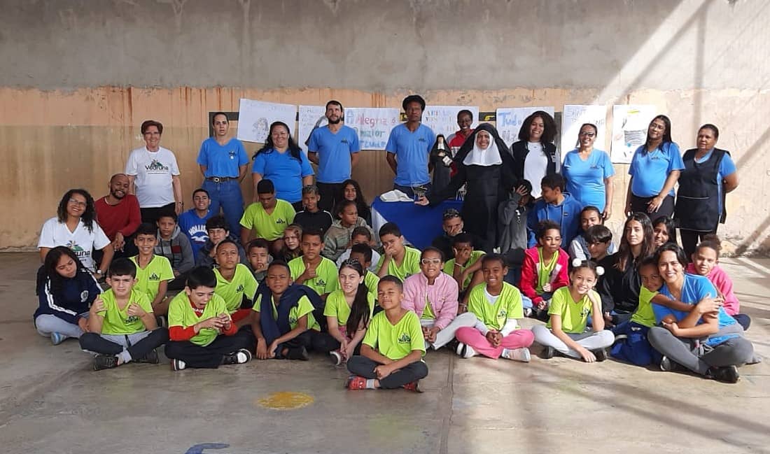 Els nens i adolescents del Centre Assistencial Vedruna celebren amb Joaquina, la comunitat parroquial i fins i tot amb màgia el 22 de maig