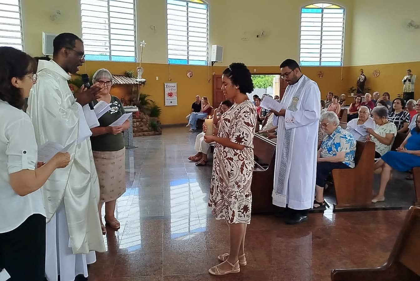 Premiers vœux de Frère Maria Júlia au Brésil : « Il était très important de célébrer avec la communauté le Oui à l&rsquo;appel que Dieu me fait ».