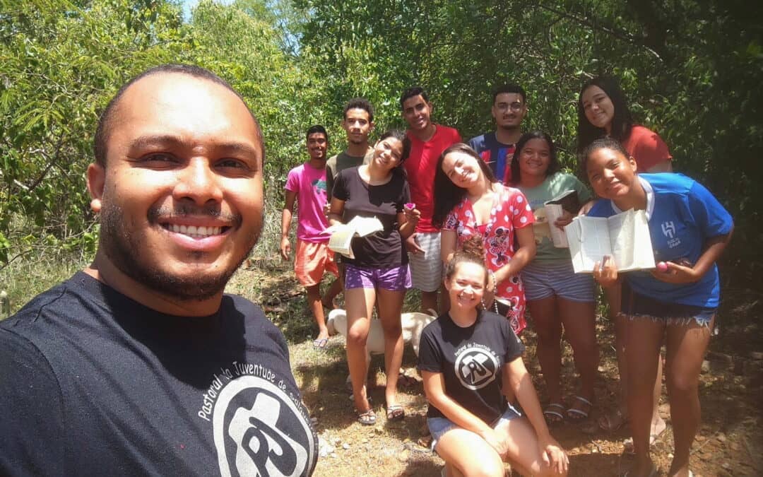 Retraite de jeunes en contemplation avec la nature au Brésil