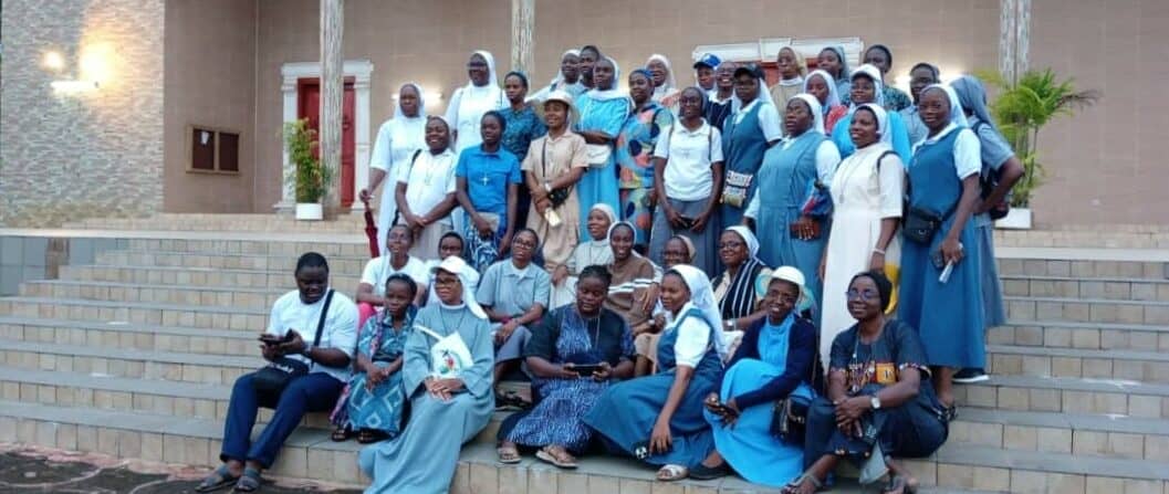 Jeunes femmes professes grandissant dans le Christ et la communauté