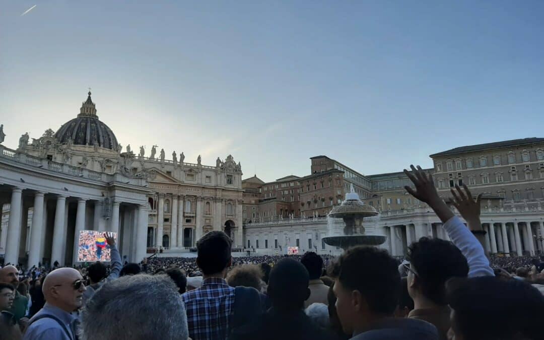 De la place Saint-Pierre au monde : paix et espoir avec le Pape Léon XIV