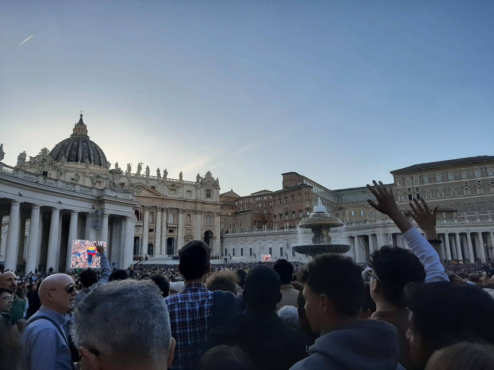 De la place Saint-Pierre au monde : paix et espoir avec le Pape Léon XIV