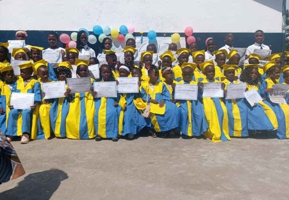 Remise des diplômes de la première classe de l&rsquo;école primaire à l&rsquo;école Kisito Vedruna