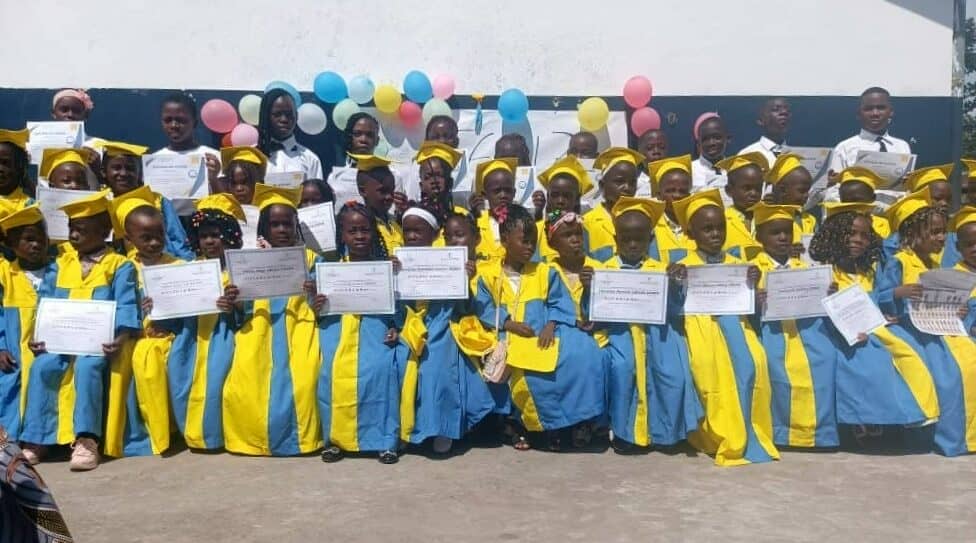 Remise des diplômes de la première classe de l&rsquo;école primaire à l&rsquo;école Kisito Vedruna
