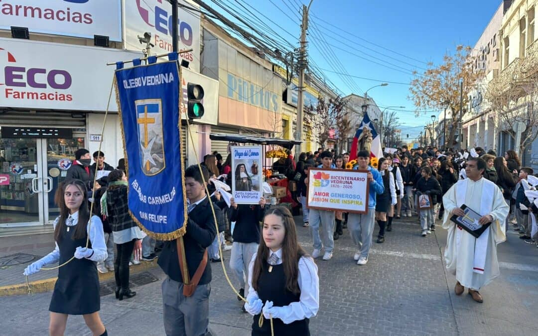 Hommage à Notre-Dame du Mont Carmel par la communauté éducative de l&rsquo;école San Felipe Vedruna