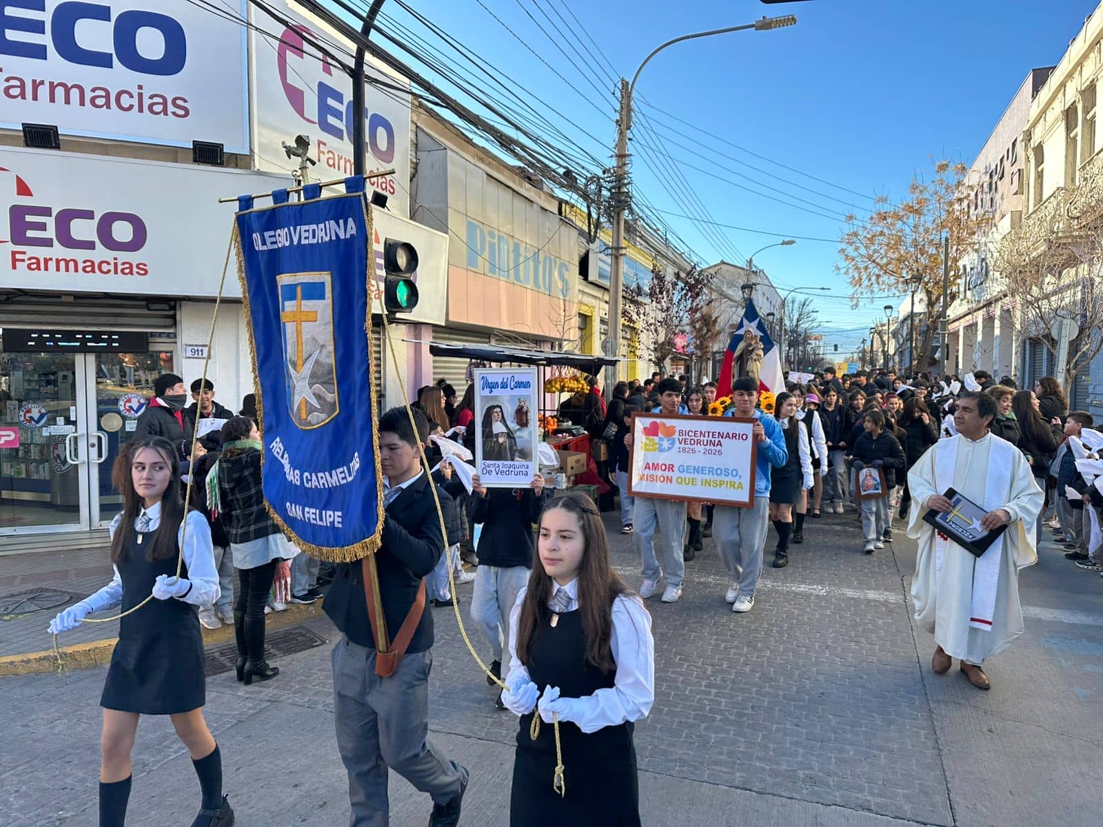 Hommage à Notre-Dame du Mont Carmel par la communauté éducative de l&rsquo;école San Felipe Vedruna