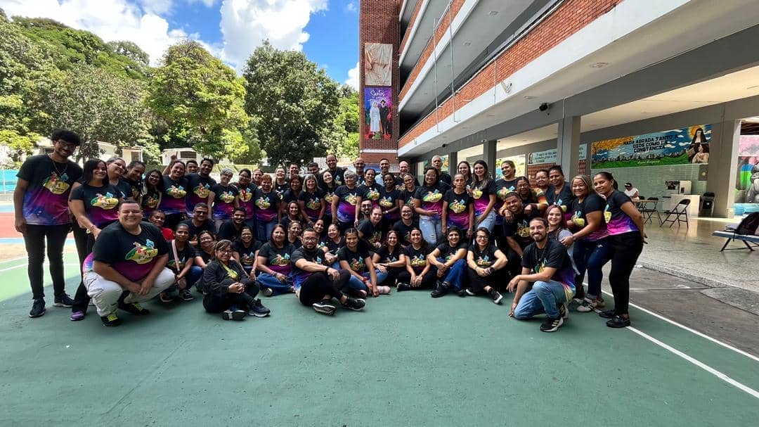 Le personnel du Carmel de Caracas se plonge dans la « vie de félicitations ».